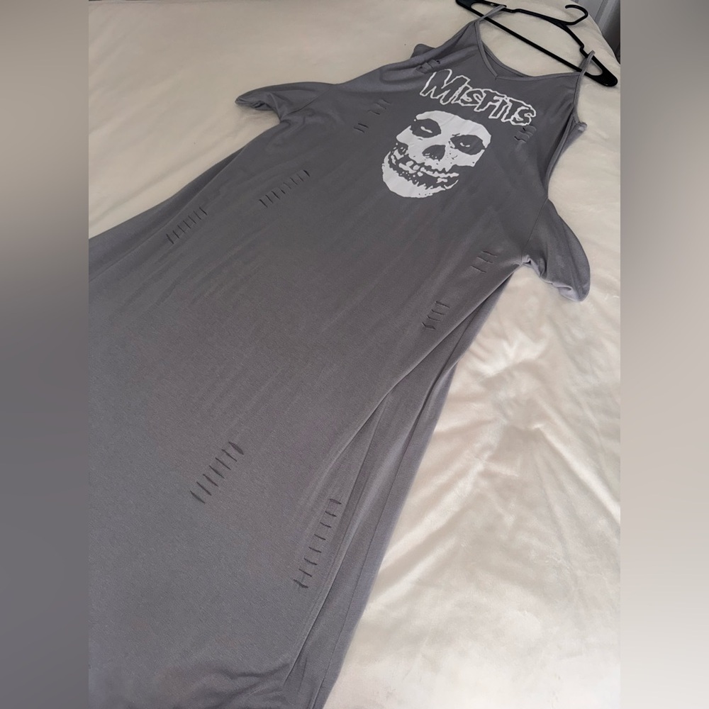 Misfits "Crimson Ghost" Skull Maxi Dress - Picture 4 of 11